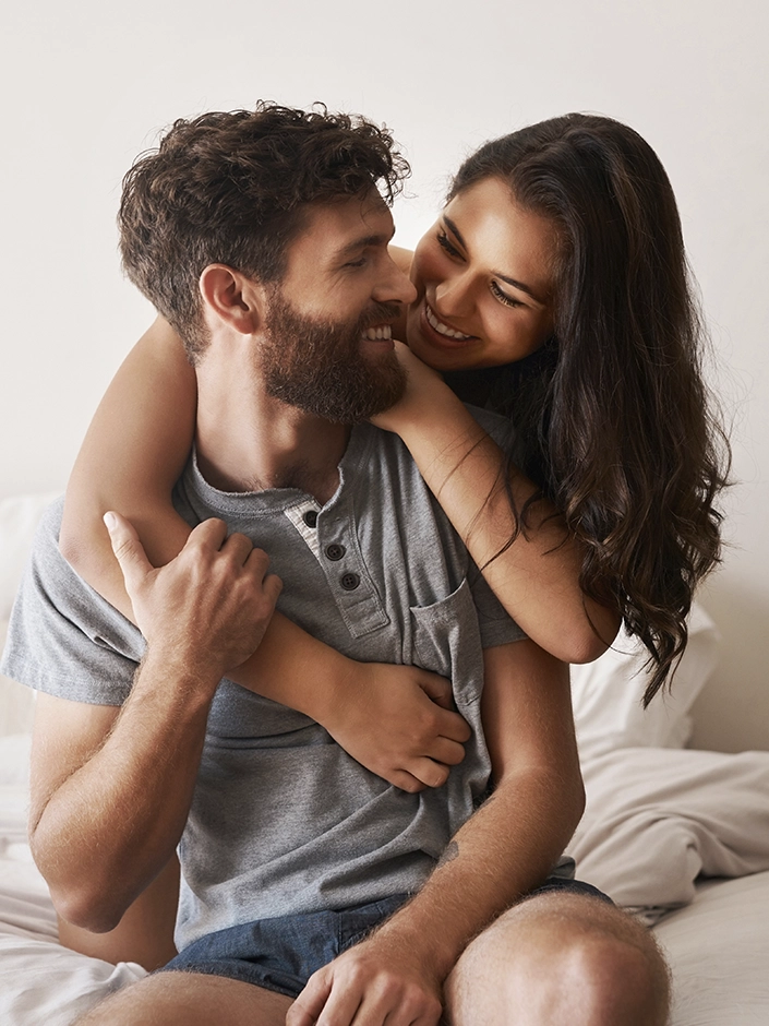 hombre y mujer sonriendo